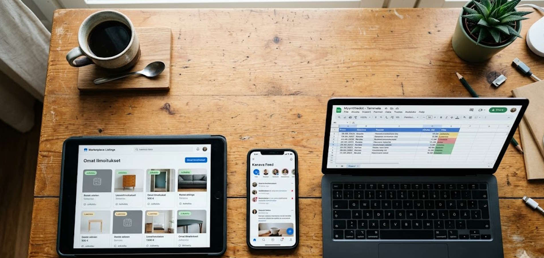 Tablet ja kännykkä rinnakkain, näytöillä auki Tori.fi, Vinted ja Facebook Marketplace samanaikaisesti